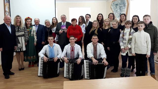 Учасники презентації збірки Олега Смоляка «Полумисок долонь»